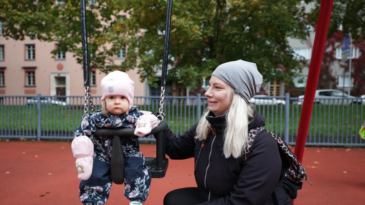 Elisa Poutiainen ja 1-vuotias Aada. 