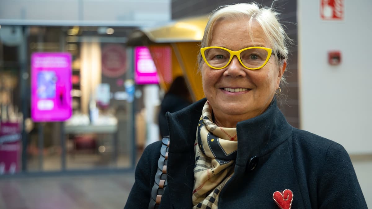 Nainen Rajalla-kauppakeskuksessa Torniossa.