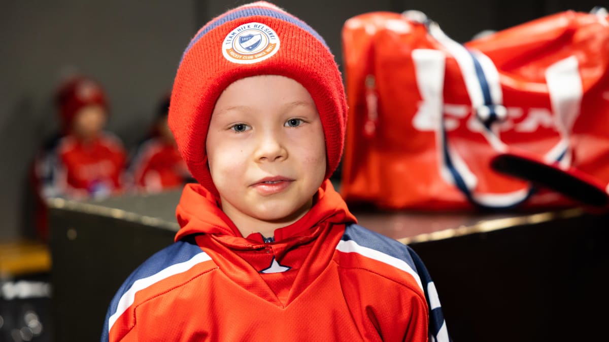 HIFK juniori U9 Valtteri Kuusela pukukopissa Malmin jäähallissa 20.2.2022