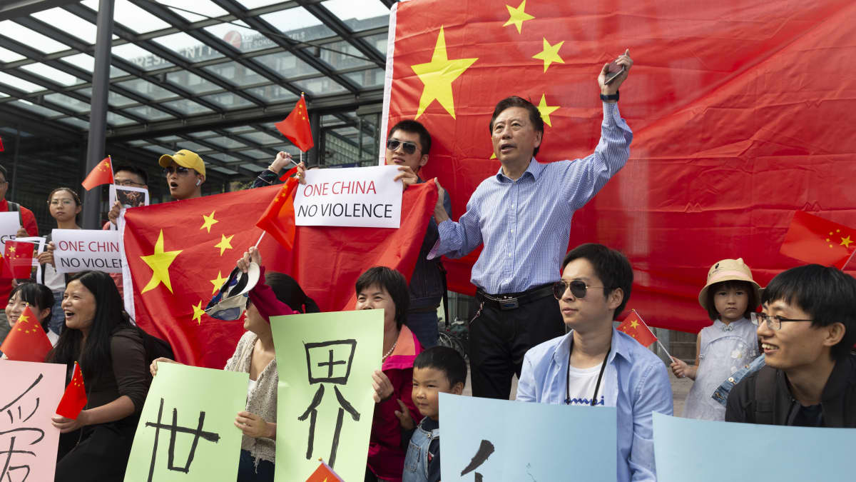 Kiinalaisten vastamielenosoitus Hong Kongin tukimielenosoituksessa