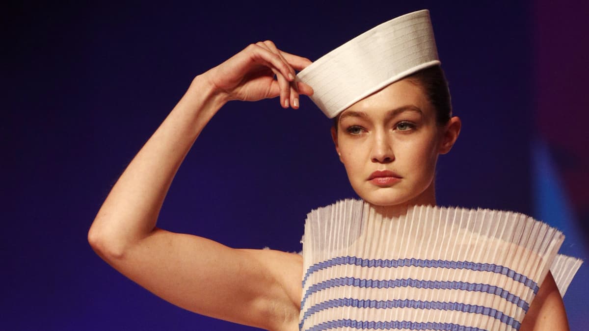 Gigi Hadid muotinäytöksessä.