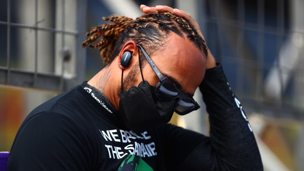 Lewis Hamilton joutui keskeyttämään Bakun F1-osakilpailun 2021.