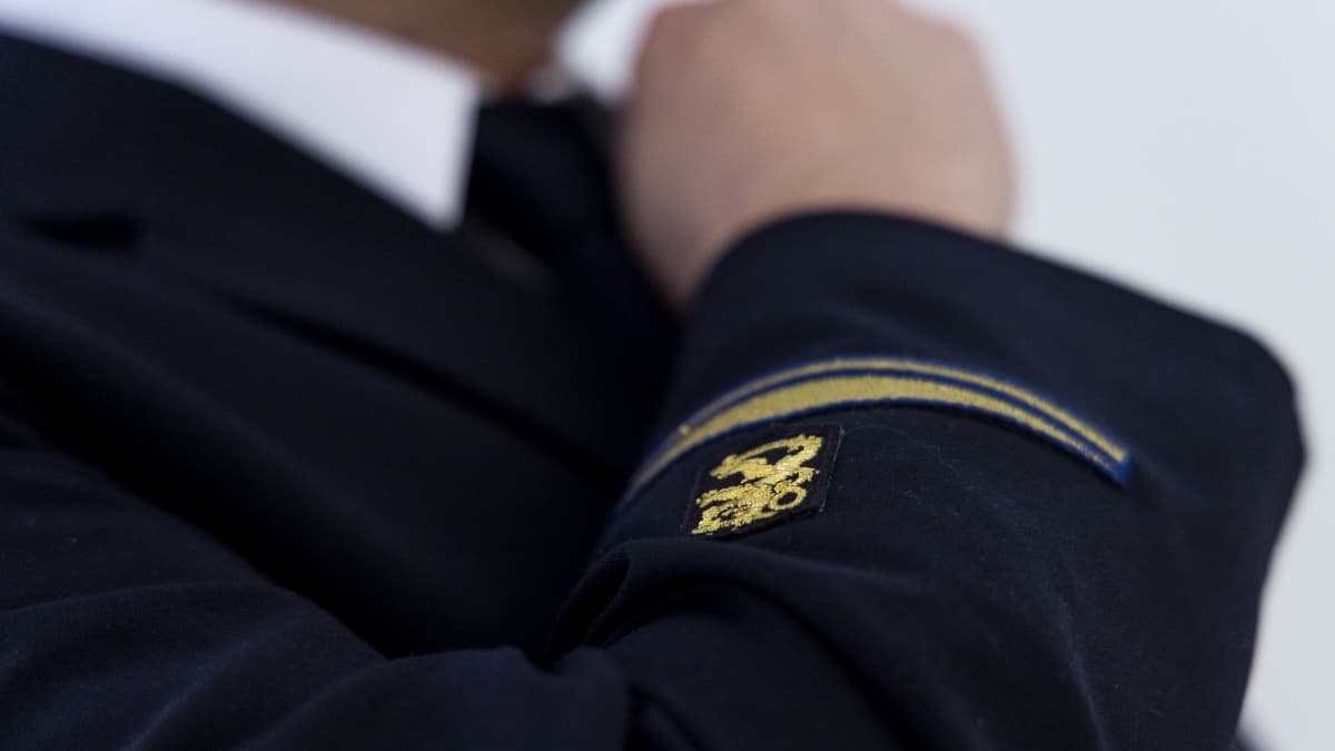 Hätäkeskuslaitoksen takkia laitetaan päälle.