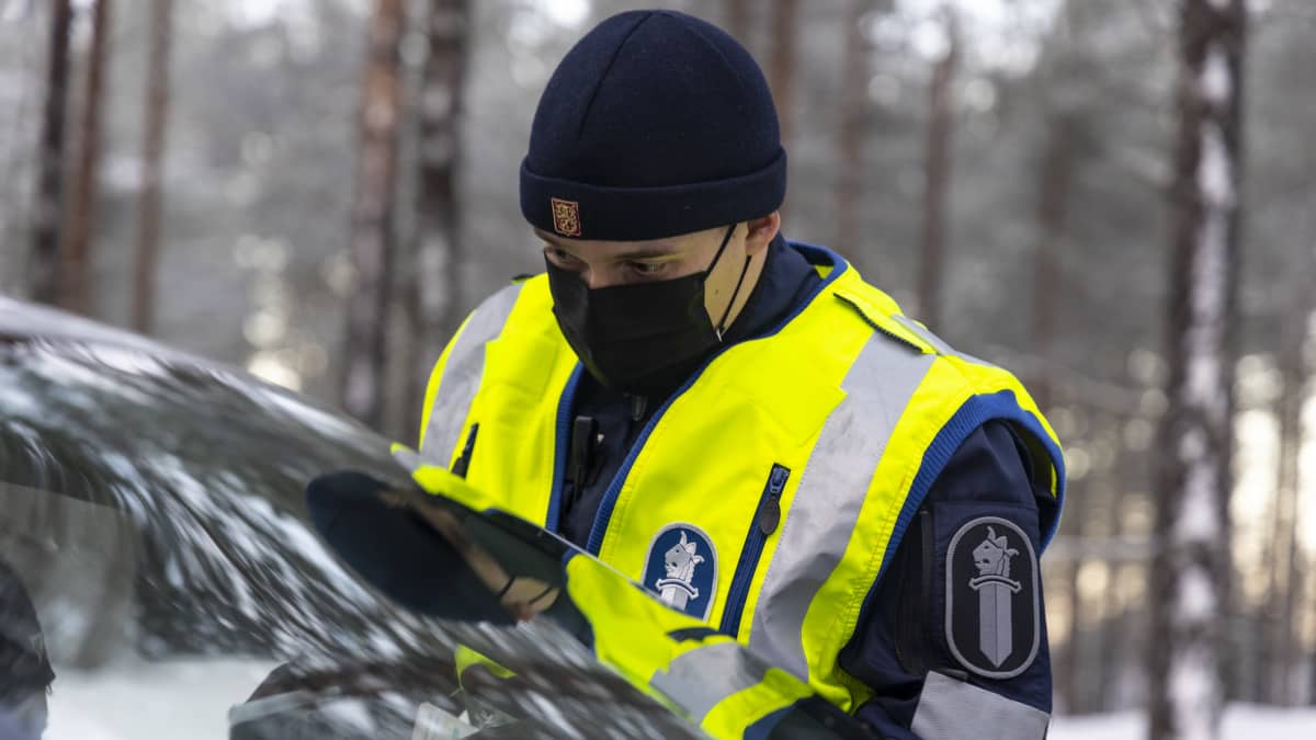 rikoskonstaapeli Erno Sivula suorittaa puhalluskokeen autonkuljettajalle Suonenjoella.