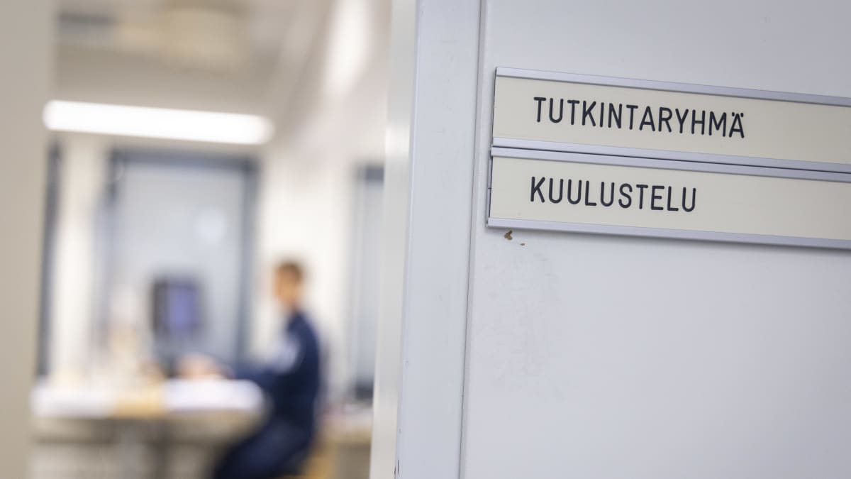  vanhempi rikoskonstaapeli istuu työhuoneessaan Suonenjoen poliisiasemalla.