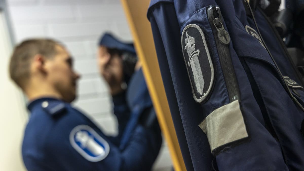 Poliisi pukee työvaatteita yllensä Suonenjoen poliisiasemalla.