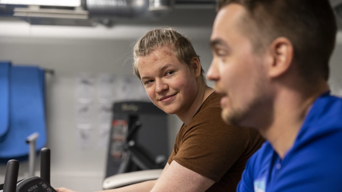 Kimmo Viik ja Otto Hyvönen kuntopyörällä. 