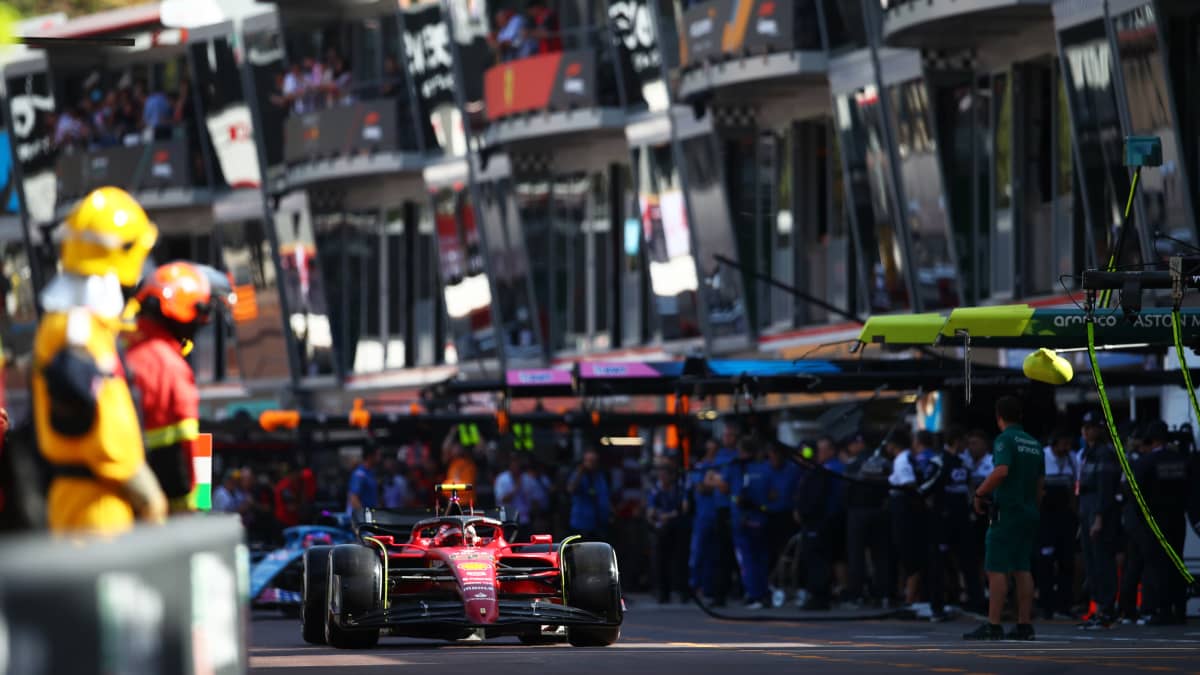 Ferrarin Carlos Sainz lähdössä radalle Monacon harjoituksissa.