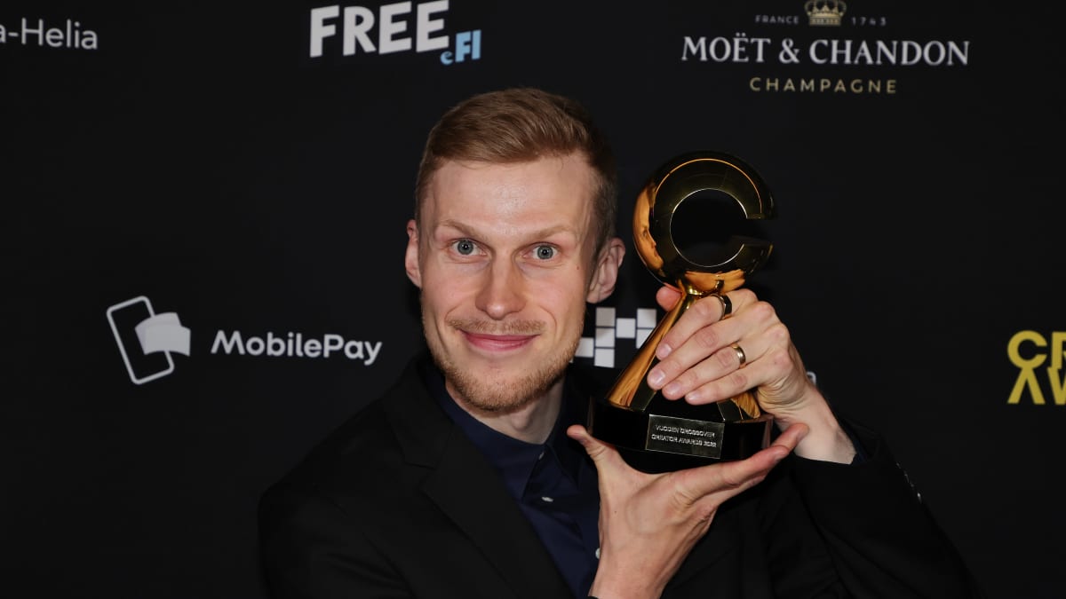 Roni Back pitelee Creator Awards -somevaikuttajapalkintoa.