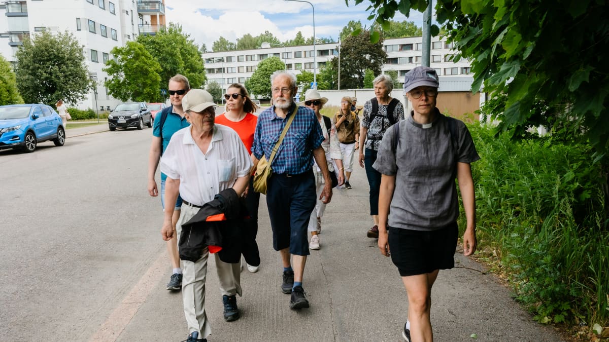 Kaisa Kariranta johtaa pyhiinvaellusta.