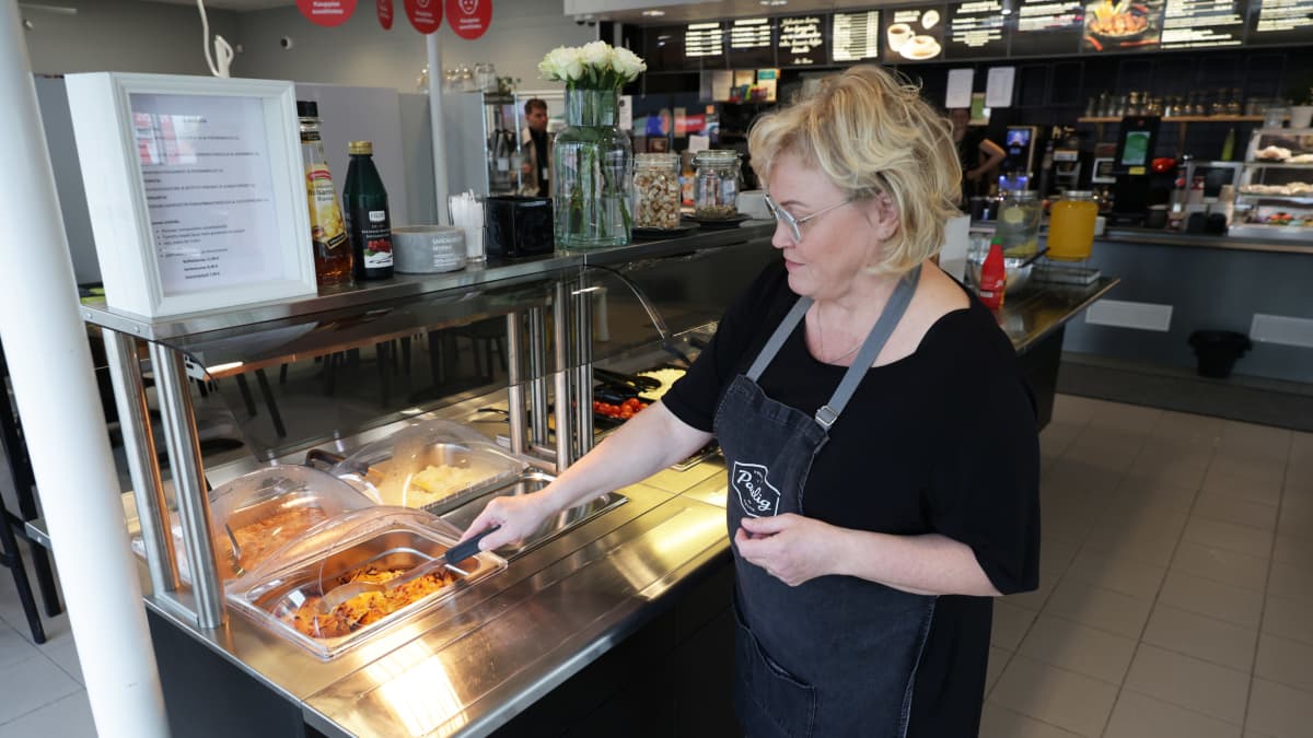 Teboil Lielahden kauppias ja yrittäjä Katja Sormunen valmistelee lounaslinjastoa Taboil Lielahden kahvilassa.