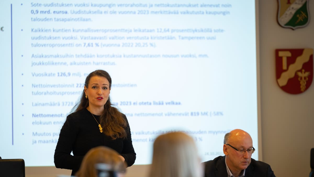 Anna-Kaisa Ikonen esittelemässä Tampereen budjettia.