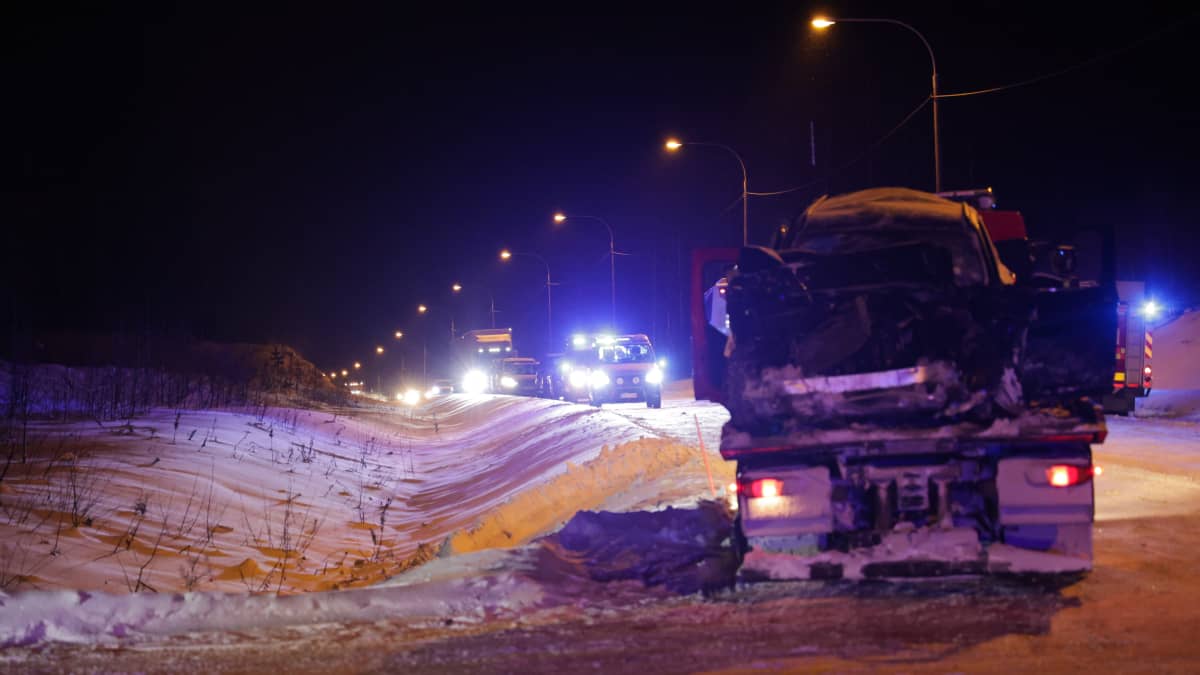 Autoja jonossa vitostiellä.