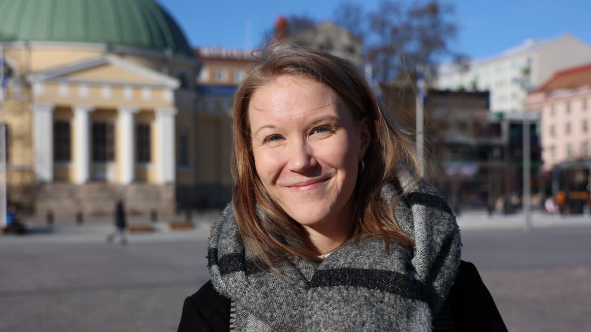 Turkulainen äänestäjä Klara Fäld haastateltavana Turun torilla. 