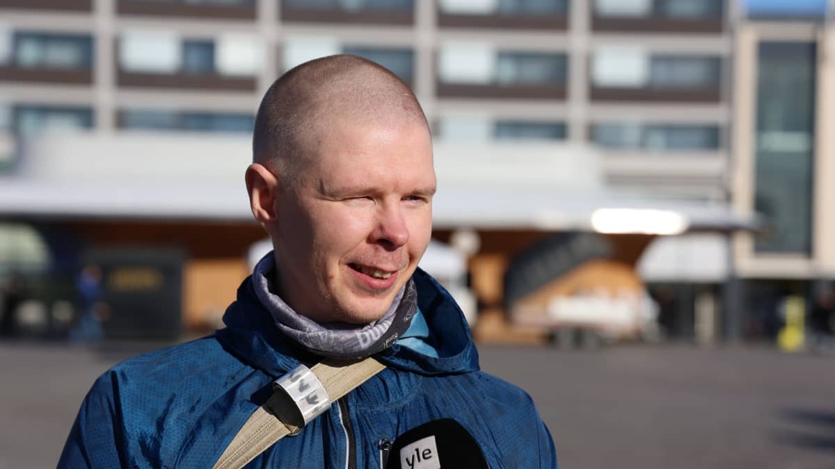 Turkulainen nuori äänestäjä Jouni Kettunen Turun torilla. 