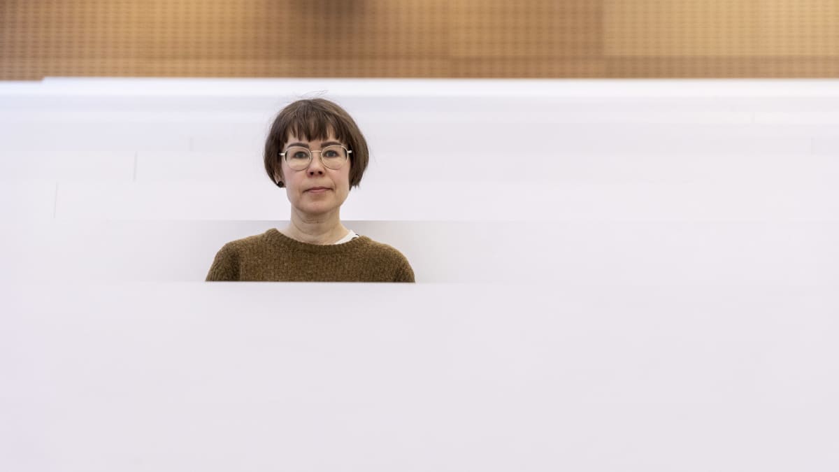 Mari Käyhkö istuu luentosalissa Itä-Suomen yliopiston, Joensuun kampuksella.