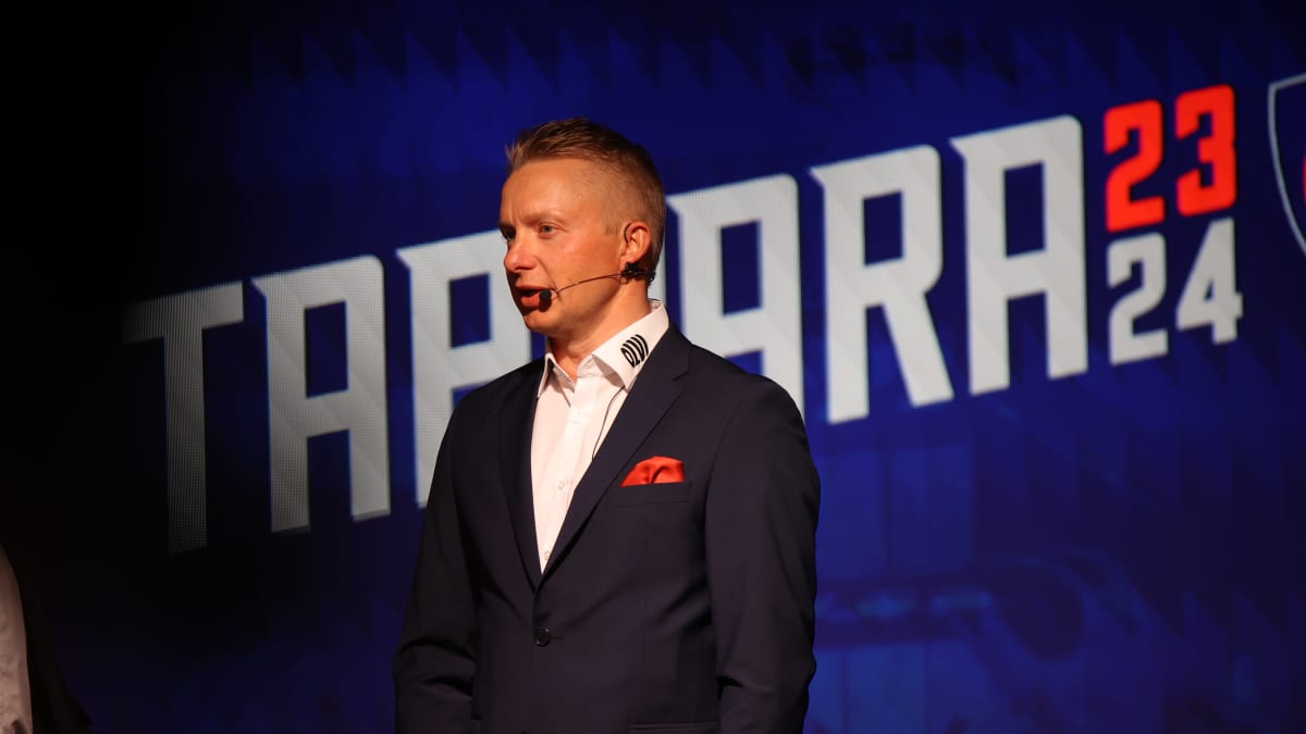 Juho Juujärvi seisoo lavalla Tappara-tekstin edessä.