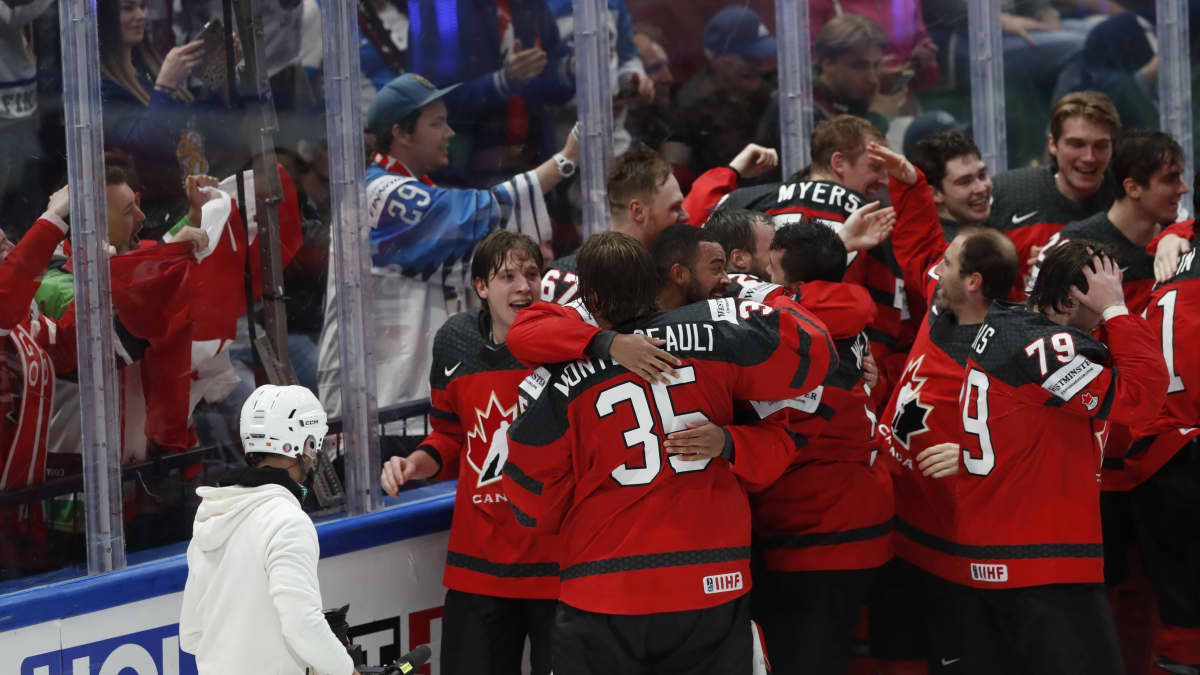 Kanadan pelaajat juhlivat mestaruuden varmistuttua.