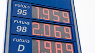 Sininen neste huoltoaseman polttoainehinnastokyltti, jossa näkyy hinnoiksi 95: 1,959 / 98 2,069 / Diesel 1,989.