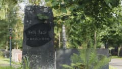 Selly Aallon hautakivi Jyväskylän vanhalla hautausmaalla.