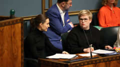 Pääministeri Sanna Marin ja valtiovarainministeri Annika Saarikko eduskunnan välikysymyskeskustelussa keskiviikkona 9. marraskuuta 2022.
