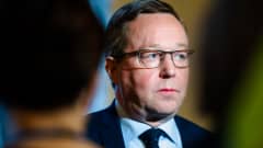 Mika Lintilä puhuu tiedotusvälineille.