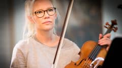 Linda Lampenius soittaa viulua Iitin musiikkijuhlilla.
