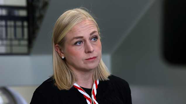 Henkilökuvassa Elina Valtonen.