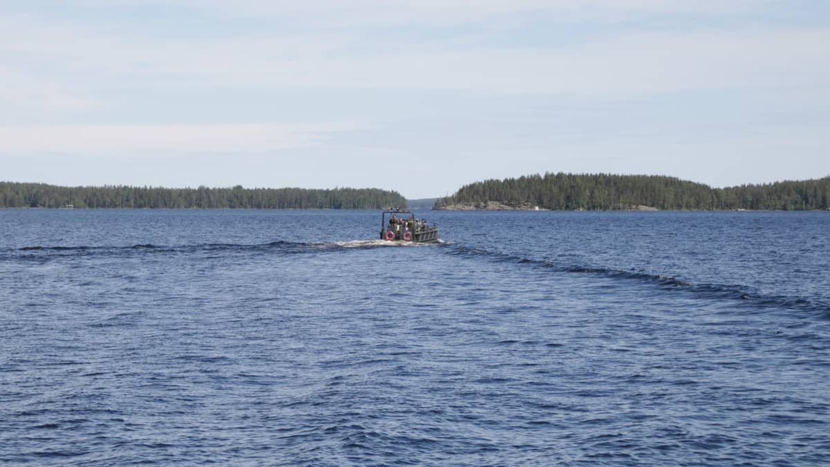 Puolustusvoimien vene Saimaalla.
