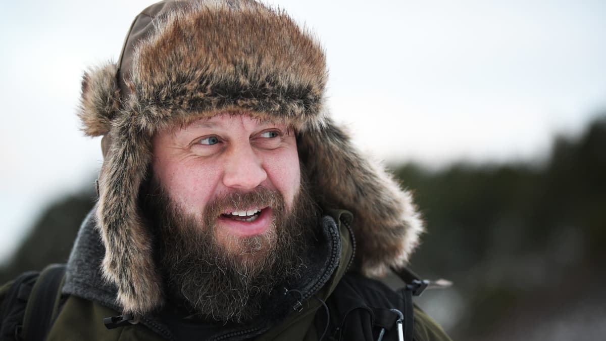 Johan Lindström poserar iklädd jaktkläder.