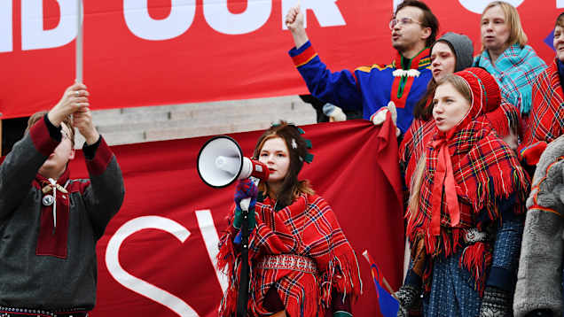 Unga samer demonstrerar utanför riksdagshuset i Helsingfors 2022.