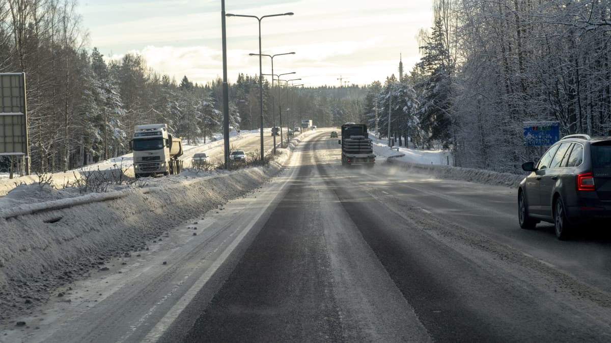 Liikennettä Hämeenlinnanaväylällä Kehä I jälkeen Helsingin suuntaan tammikuun lopulla.