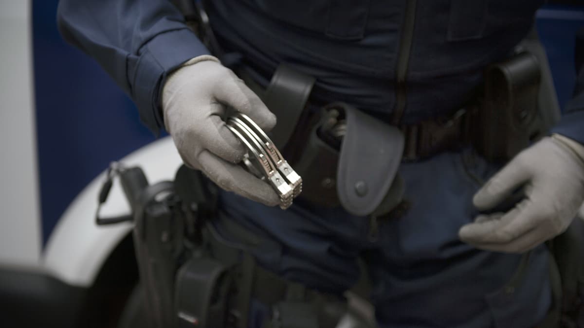 Poliisi ja käsiraudat.