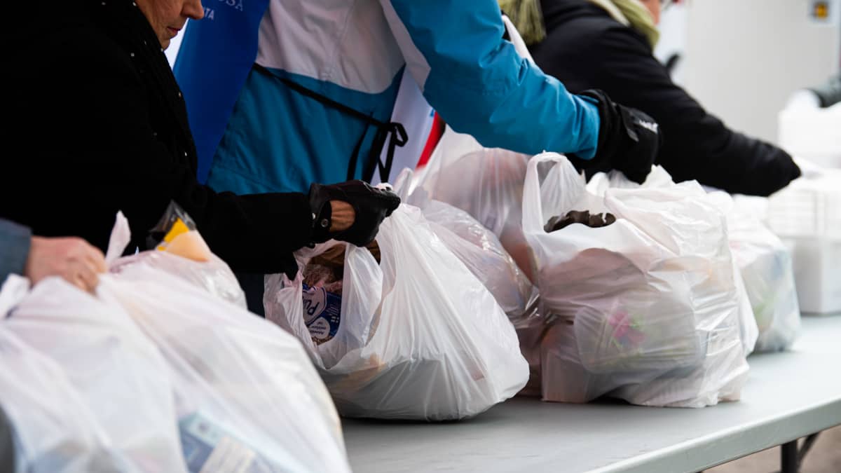 Korona näkyy ruokakassijonoissa – Turussa alkavat loppua vapaaehtoisten  voimat, Raumalla tarvitaan lisää varastotilaa lahjoituksille
