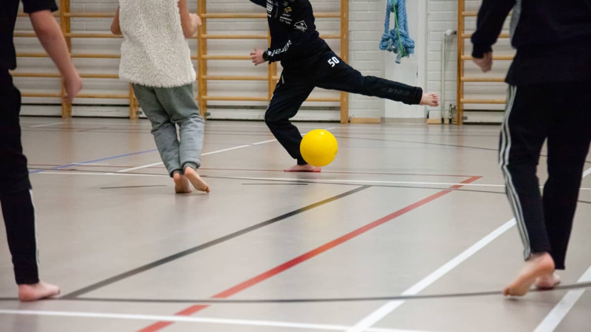 Lappeenrannan Lönnrotinkoulun 4.-luokkalaiset pelaavat liikuntasalissa sisäjalkapalloa.