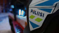 Poliisin moottorikelkan etukate jossa lukee poliisi ja sivussa sininen hälytysvalo.