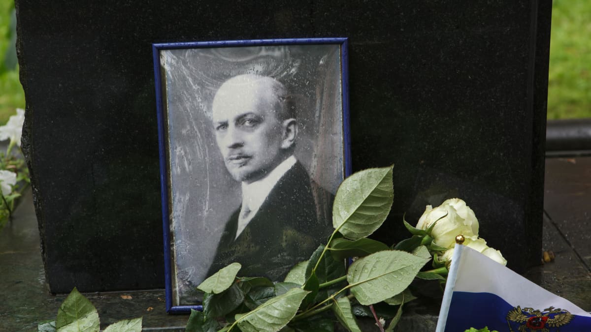 Kuvassa Ivan Ilyin hauta ja muotokuva.
