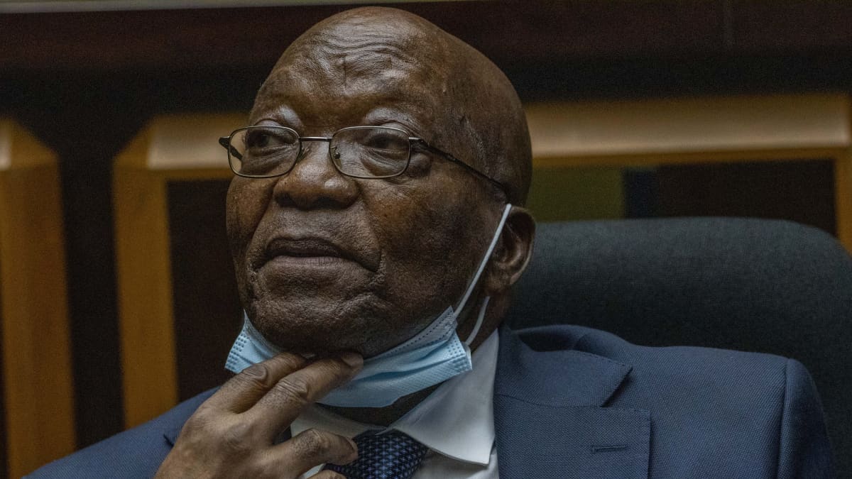 Etelä-Afrikan entinen presidentti Jacob Zuma oikeussalissa, leuan alla hengityssuojain. 