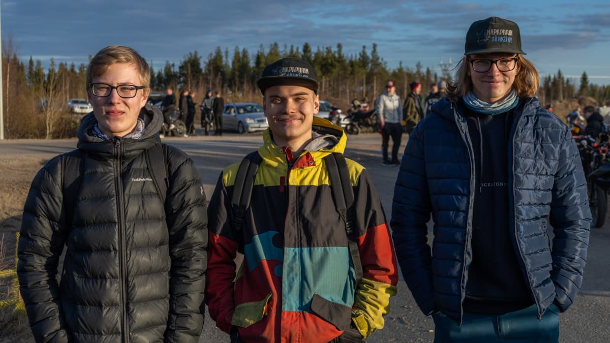 Onni Niskanen, Eetu Körkkö ja Nuutti Pennanen kävivät Rovaniemen mopomittissä. Taustalla ihmismassaa ja moottoriajoneuvoja.