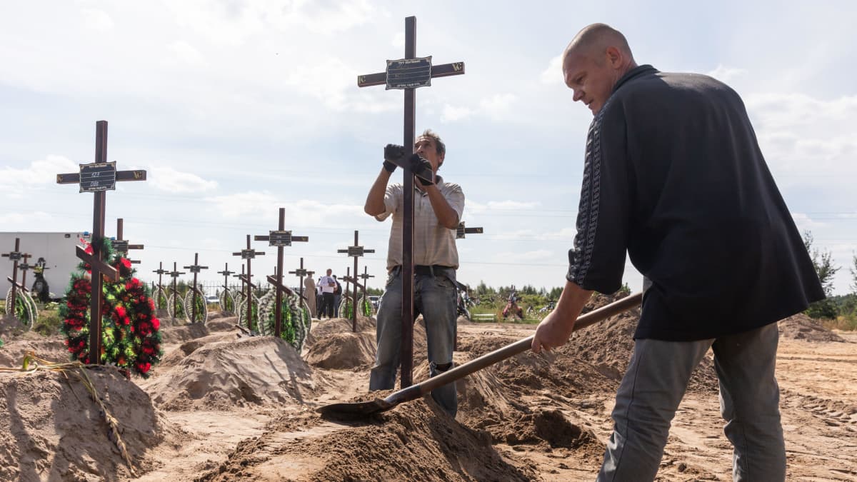BUCHA, UKRAINA - 2. syyskuuta 2022: Venäjän miehityksen aikana Buchan alueella surmattujen 13 tunnistamattoman ja kahden tunnistetun ihmisen jäänteiden hautaus