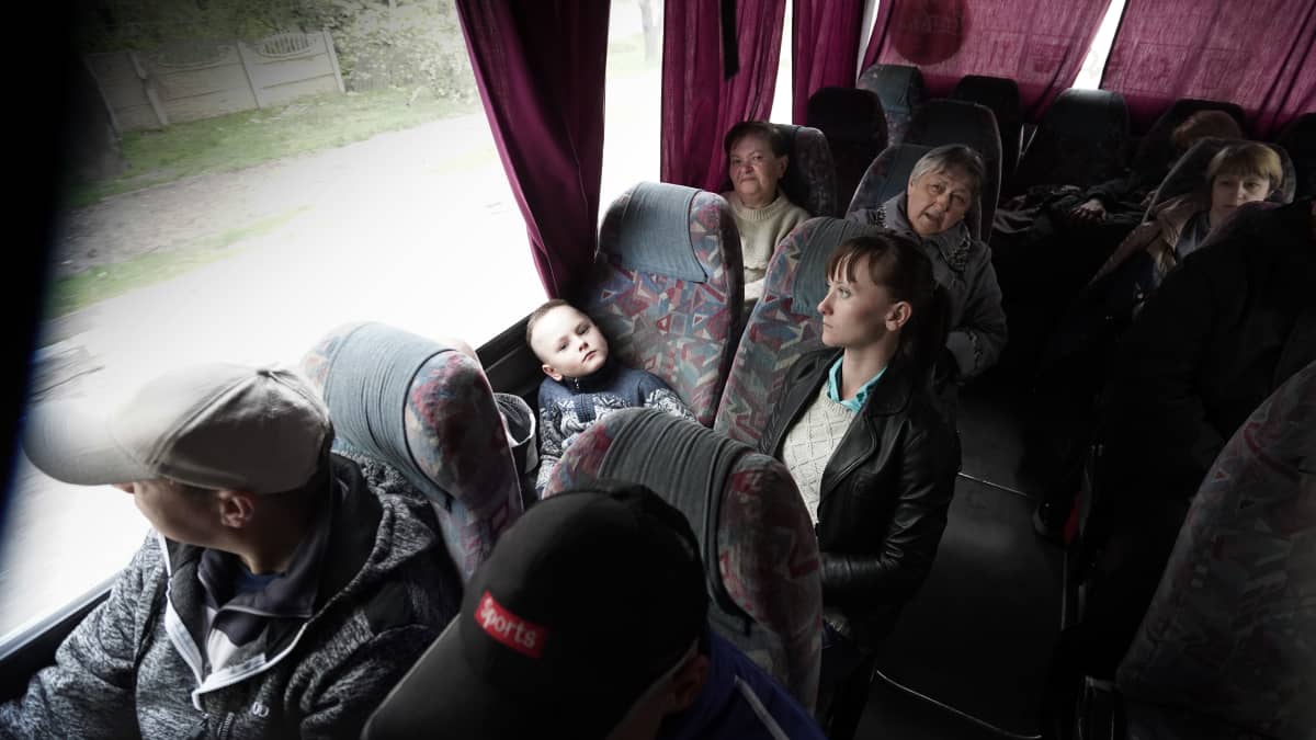 Bussin kyydissä ukrainalaisia pakolaisia.