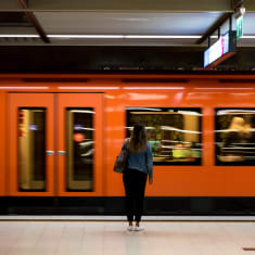 Ihmisiä astumassa ulos metrojunasta, metro Rautatieasema