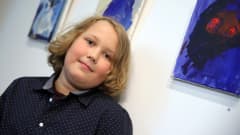 9-vuotias Wiljam Löppönen pitää pikkusiskonsa kanssa taidenäyttelyn Savonlinnassa