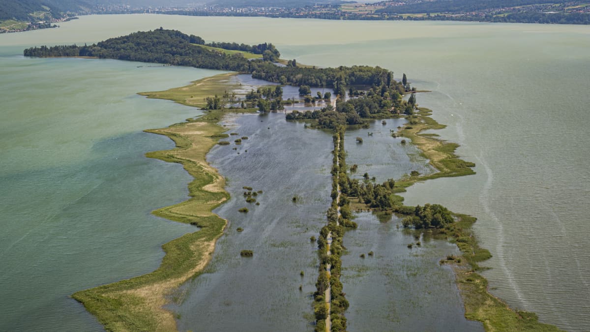 En dronebild som visar ett översvämmat landskap.