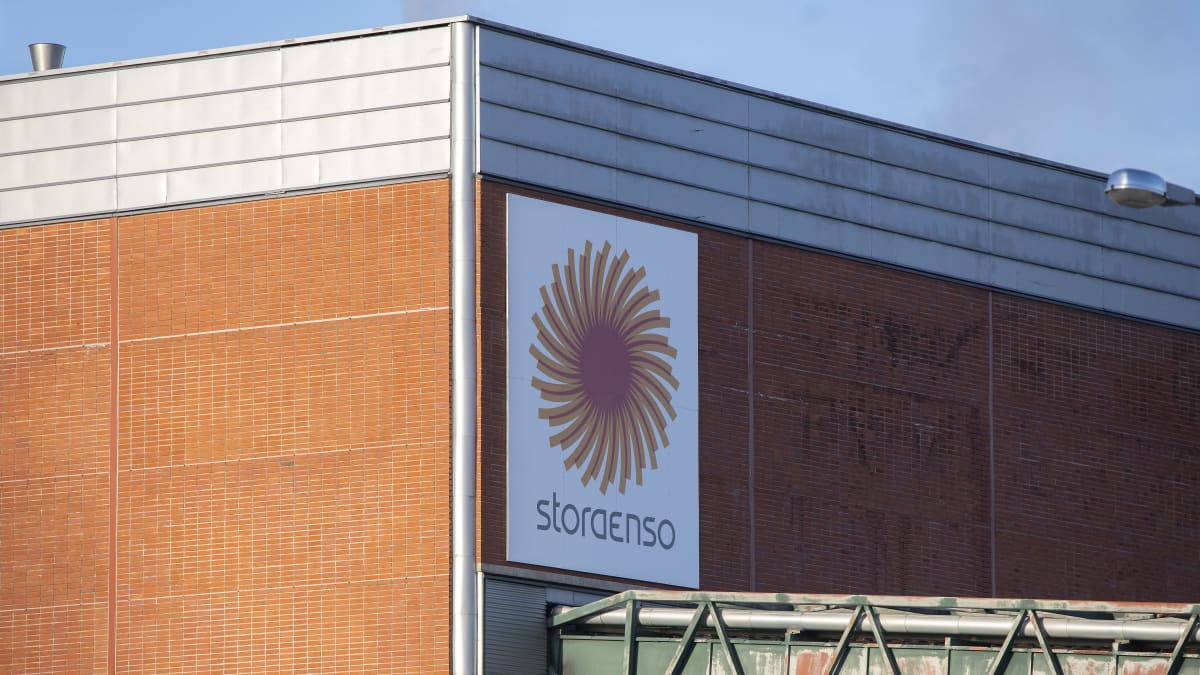 Anjalan paperitehtaan seinässä oleva Stora Enson logo Kouvolan Anjalassa.