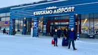 Charter-lentomatkailijoita Kuusamon lentoasemalla.