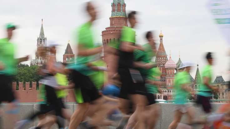 Juoksutapahtuman osanottajat hölkkäävät Kremlin ohi.