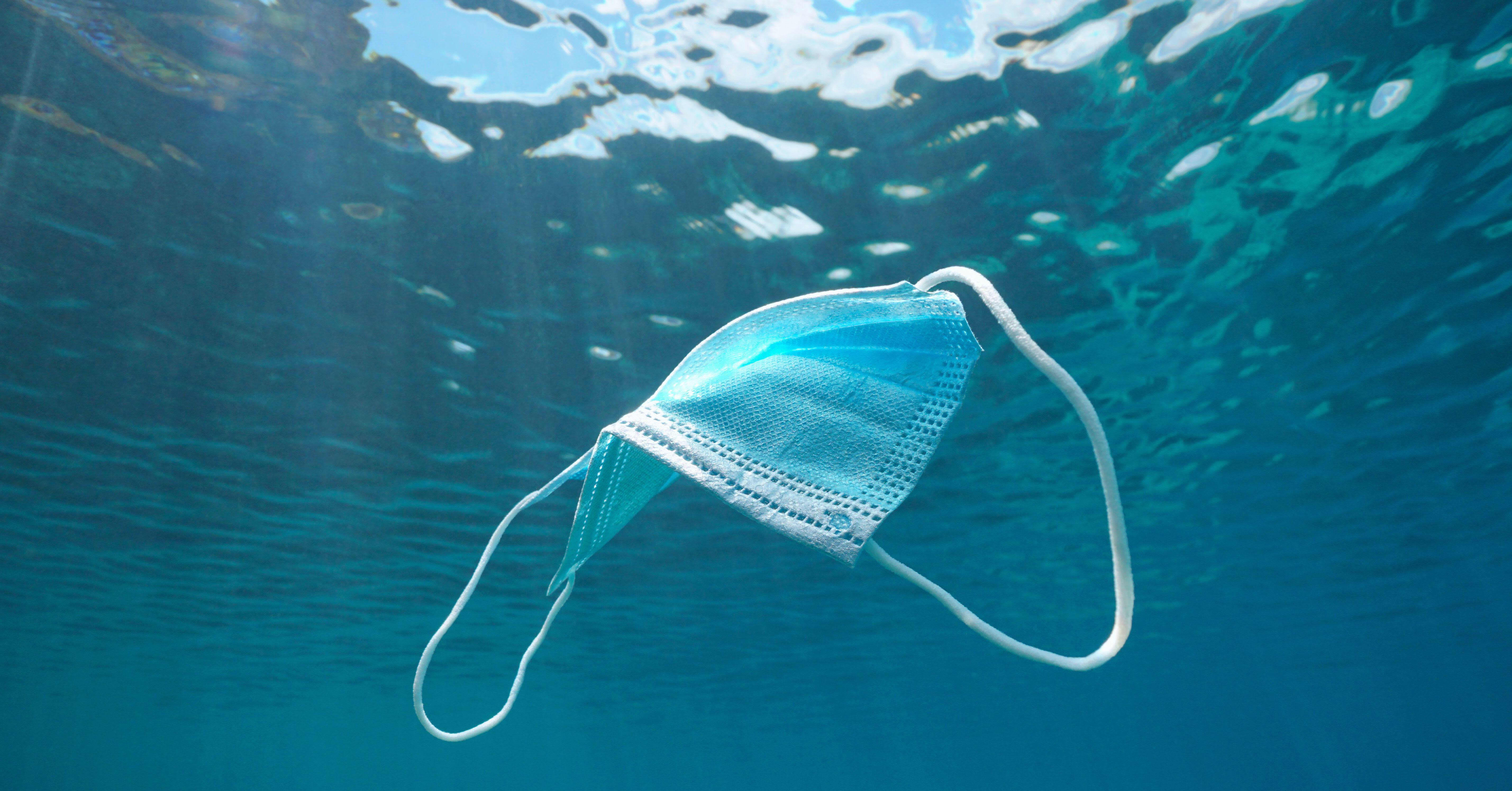 Korona pahentaa muoviongelmaa – tonneittain maskeja ja muuta koronaroskaa lilluu jo maailman merissä