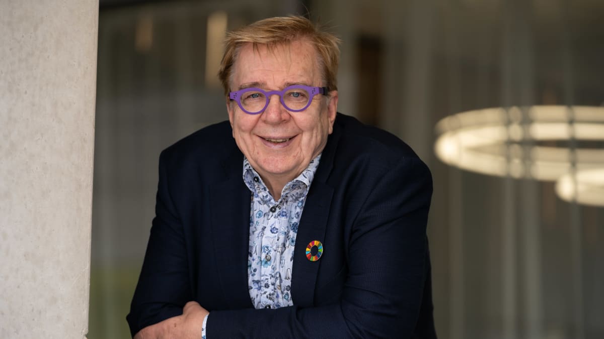 Markku Ollikainen nojailee kaiteeseen.