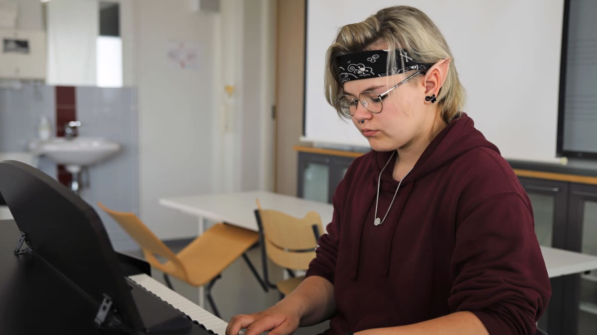 Savonlinnassa taidelukion musiikkilinjalla opiskeleva Elia Hämäläinen soittaa pianoa.